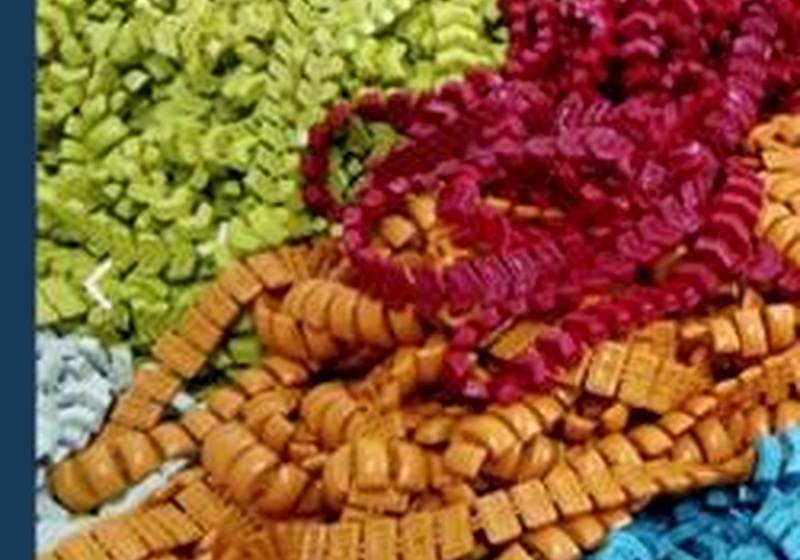 Peças com acabamentos em laranja e verde
